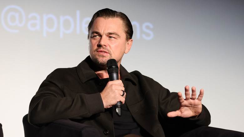 Leonardo Dicaprio parle dans un micro