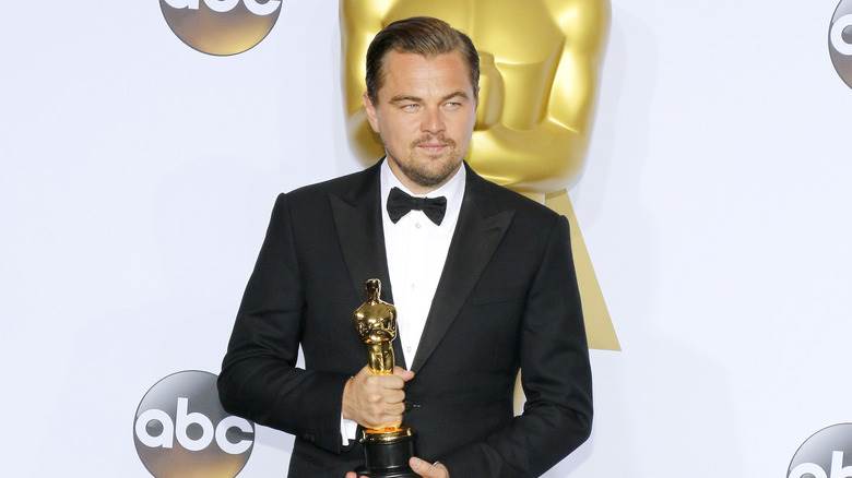 Leonardo DiCaprio posant avec son Oscar