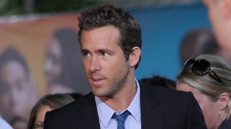 Ryan Reynolds posant sur le tapis rouge