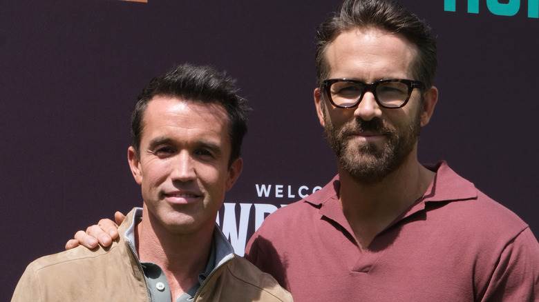 Ryan Reynolds et Rob McElhenney souriants