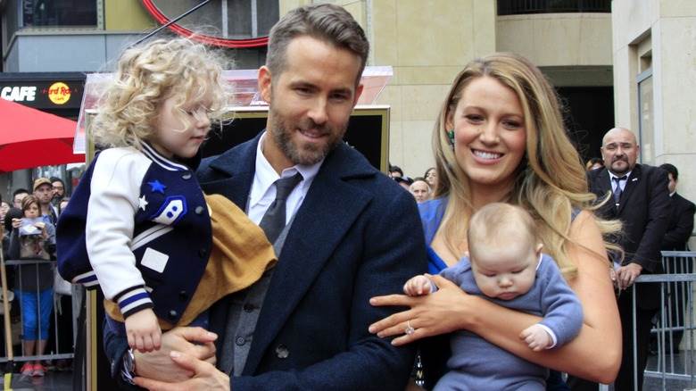 Ryan Reynolds et Blake Lively tenant deux de leurs filles dans leurs bras