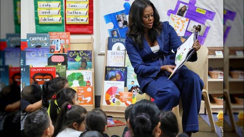 Michelle Obama lisant un livre pour les enfants