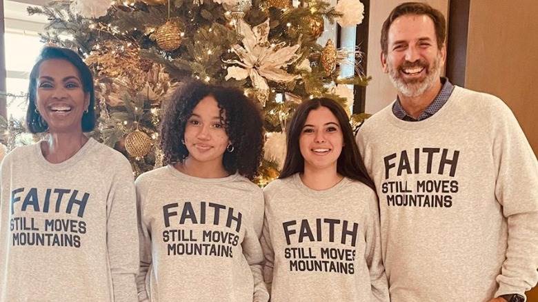 Tony Berlin Harris Faulkner et ses filles sapin de Noël