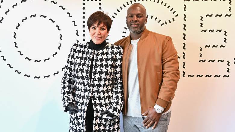 Kris Jenner et Corey Gamble souriants