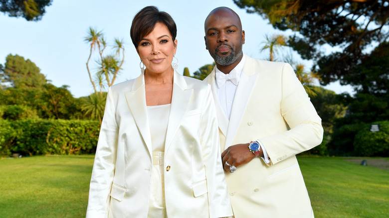 Kris Jenner et Corey Gamble portent du blanc