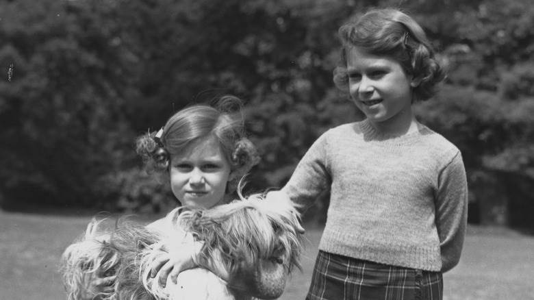 La princesse Margaret et la reine Elizabeth étant enfants