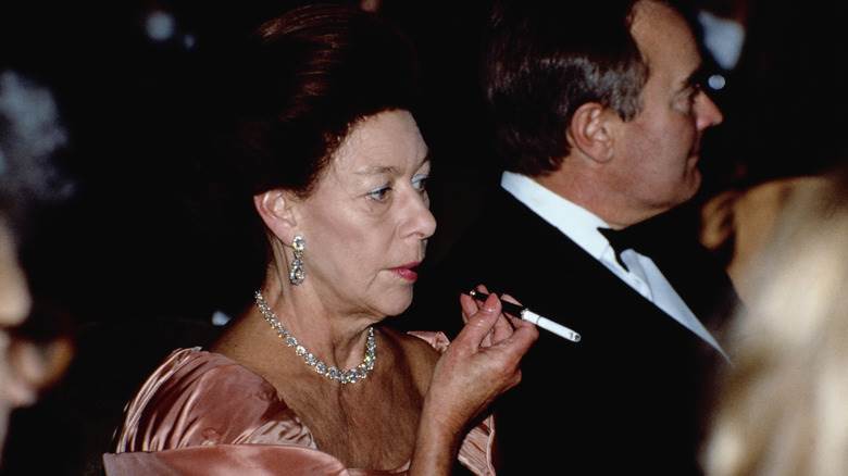 La princesse Margaret fumant une cigarette