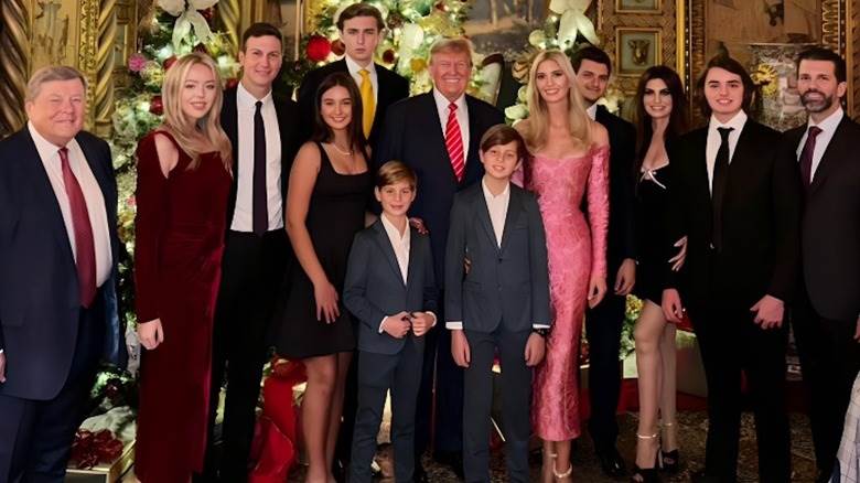 La famille Trump posant avec des arbres de Noël