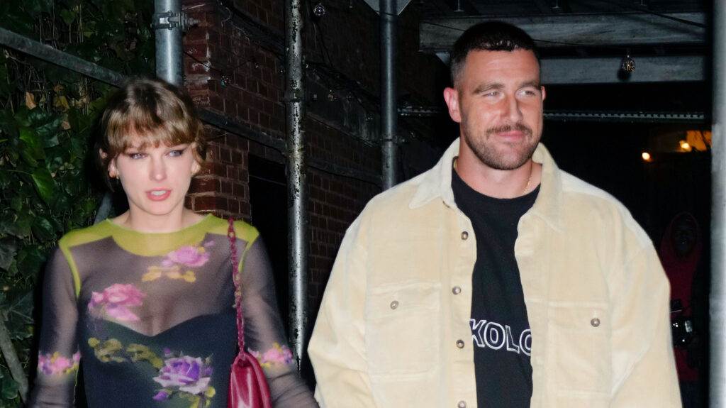 L'entremetteuse nous dit que la morsure d'amour apparente de Travis Kelce est un « bon signe » pour la relation avec Taylor Swift