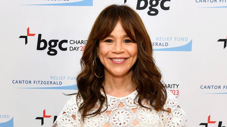 Rosie Perez posant pour les caméras