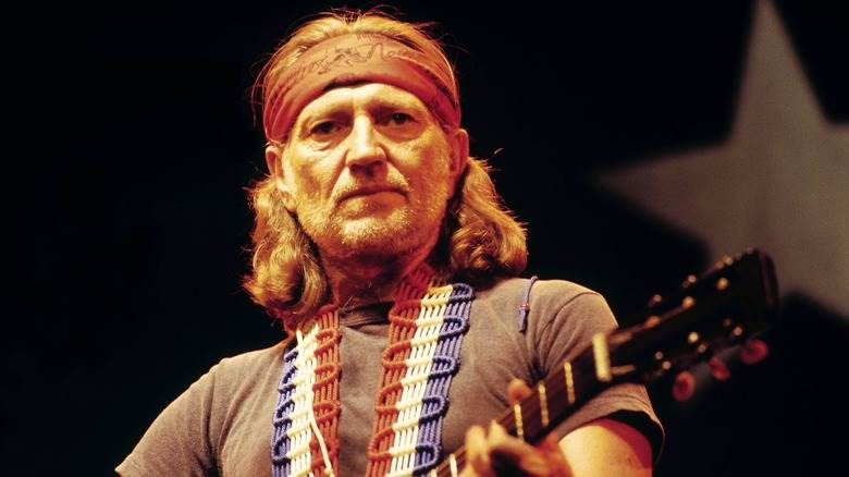 Willie Nelson portant un bandana