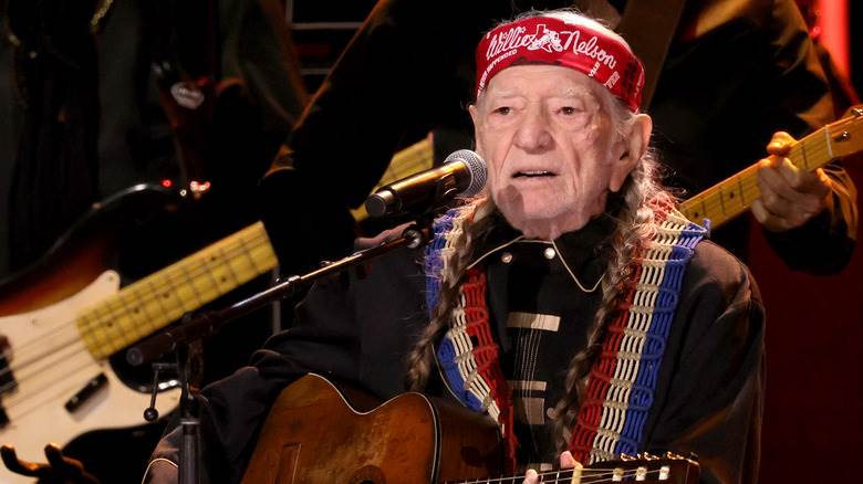 Willie Nelson joue de la guitare