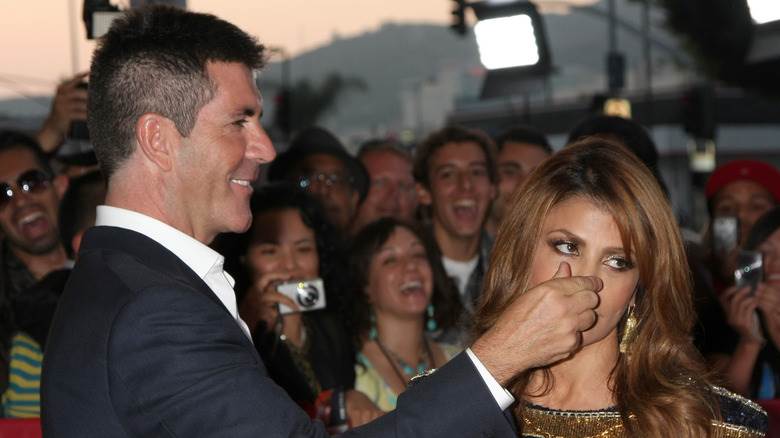 Simon Cowell pinçant le nez de Paula Abdul