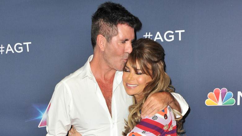 Simon Cowell embrassant Paula Abdul