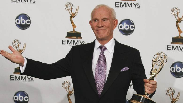 Tom Smothers tenant un Emmy