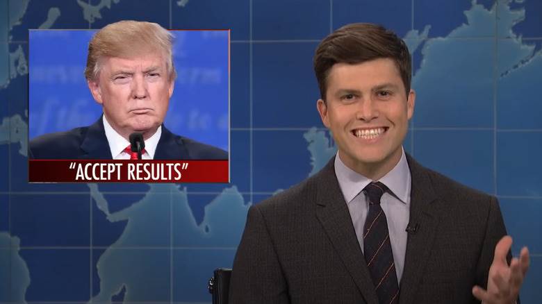 Colin Jost avec un graphique Trump sur l'épaule