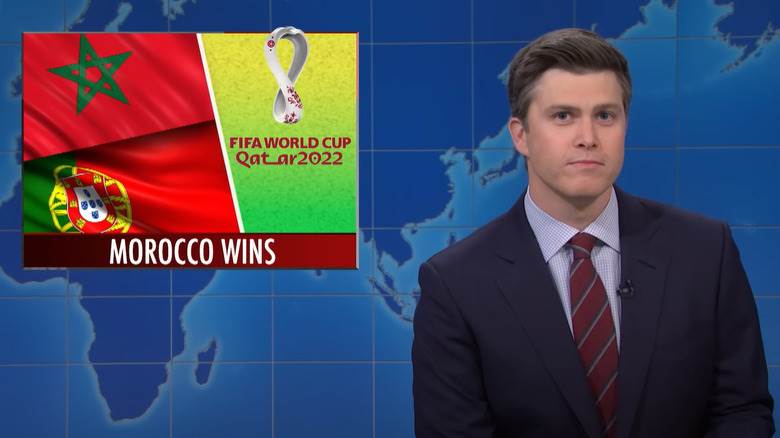 Colin Jost avec un graphisme de la Coupe du Monde sur l'épaule 