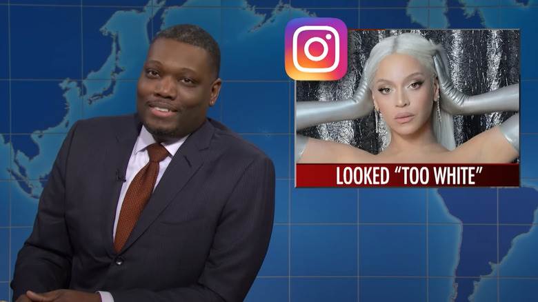 Michael Che avec un graphisme Beyoncé sur l'épaule