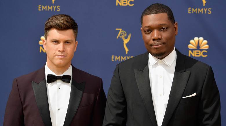 Colin Jost Michael Che posant