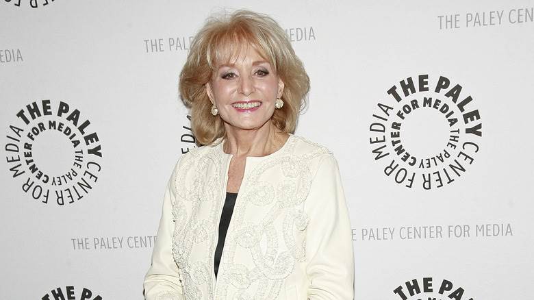 Barbara Walters souriante à l'événement