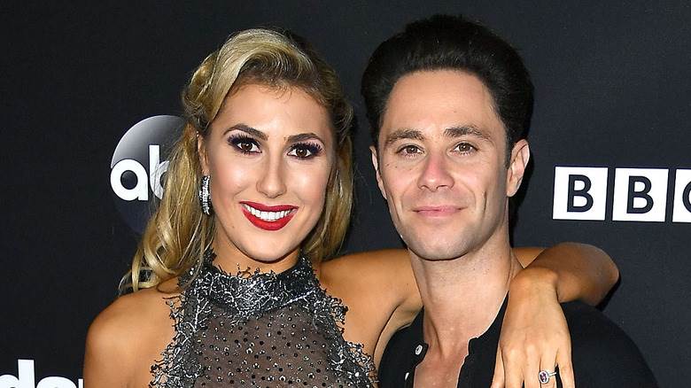 Emma Slater et Sasha Farber posant