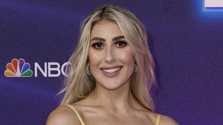 Emma Slater souriante