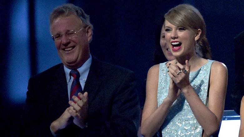 Scott Swift et Taylor Swift applaudissent