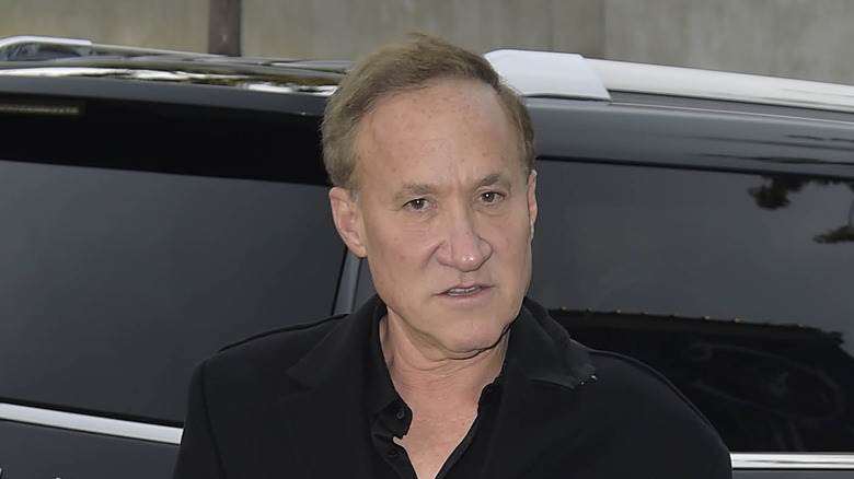 Terry Dubrow portant une chemise noire