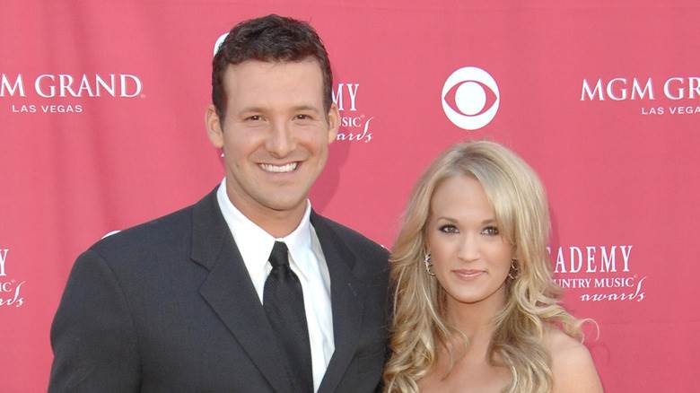 Carrie Underwood et Tony Romo souriants