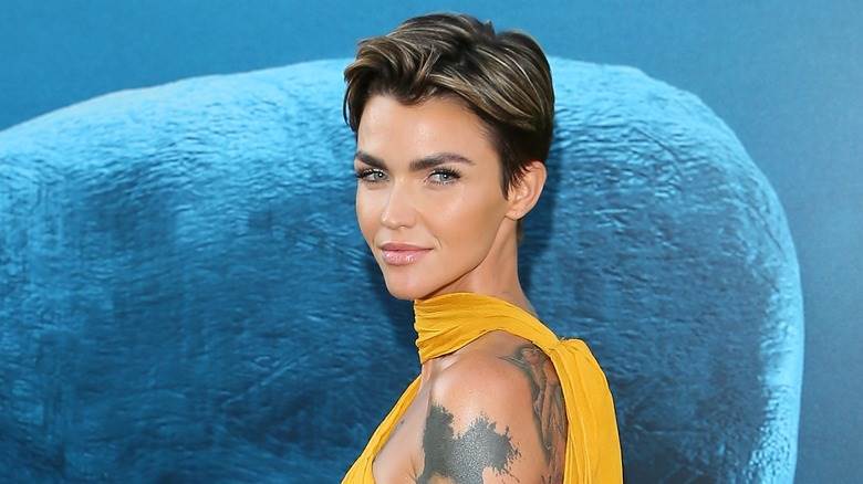 Ruby Rose posant