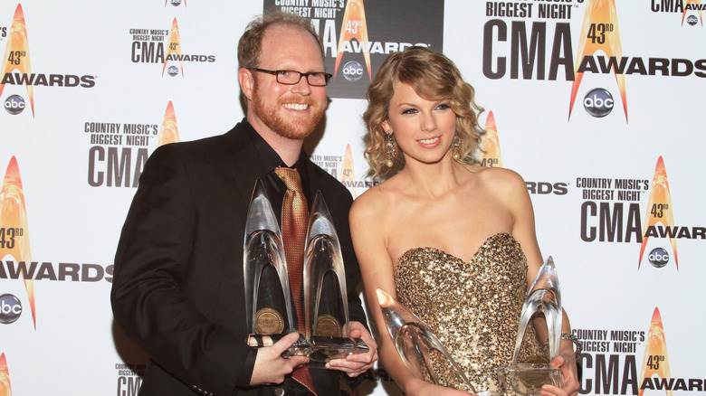 Nathan Chapman et Taylor Swift posant avec des récompenses