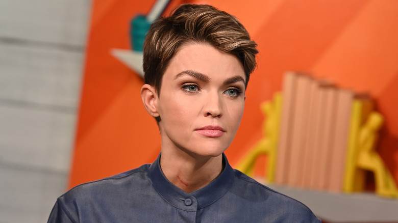 Ruby Rose posant