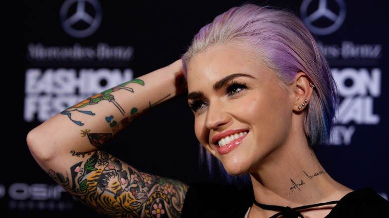 Ruby Rose souriante aux cheveux violets