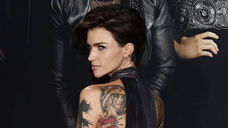 Ruby Rose posant