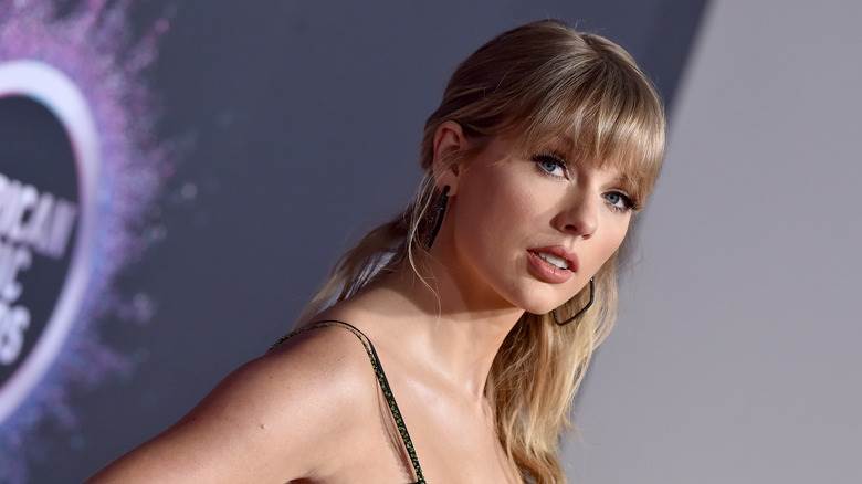 Taylor Swift posant aux American Music Awards 2019