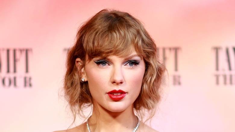 Taylor Swift posant à l'avant-première du film Eras Tour