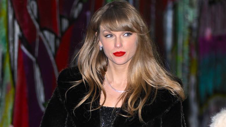 Taylor Swift marche après avoir quitté la fête de son 34e anniversaire