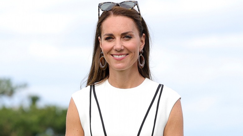 Kate Middleton robe blanche rayures noires