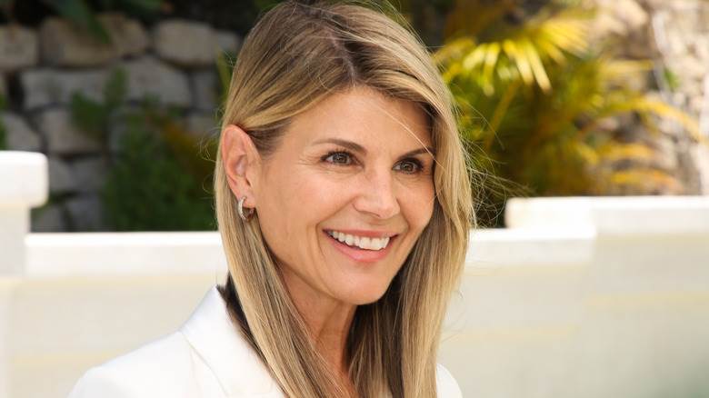 Lori Loughlin souriante