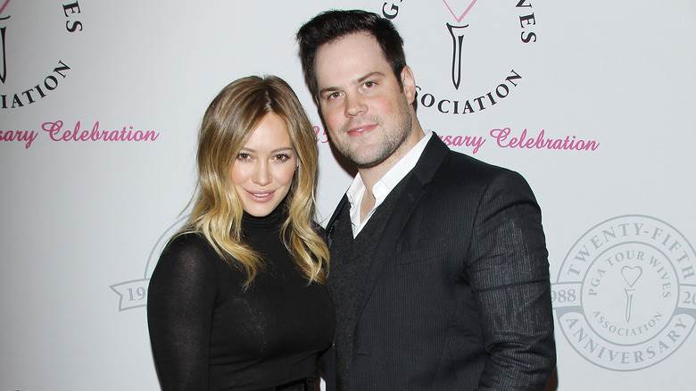 Hilary Duff et Mike Comrie posant