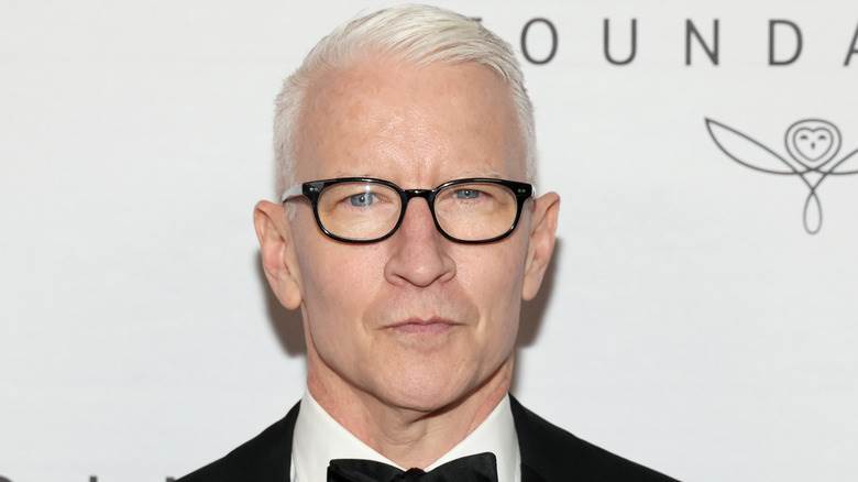 Anderson Cooper porte des lunettes