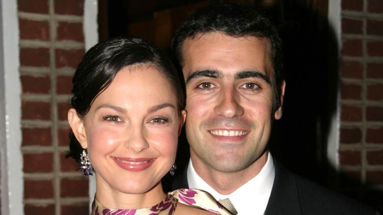 Ashley Judd et Dario Franchitti souriant en gros plan