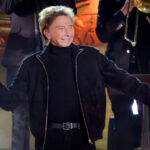 Barry Manilow est totalement méconnaissable à l’éclairage des arbres