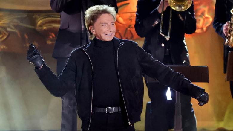 Barry Manilow est totalement méconnaissable à l’éclairage des arbres