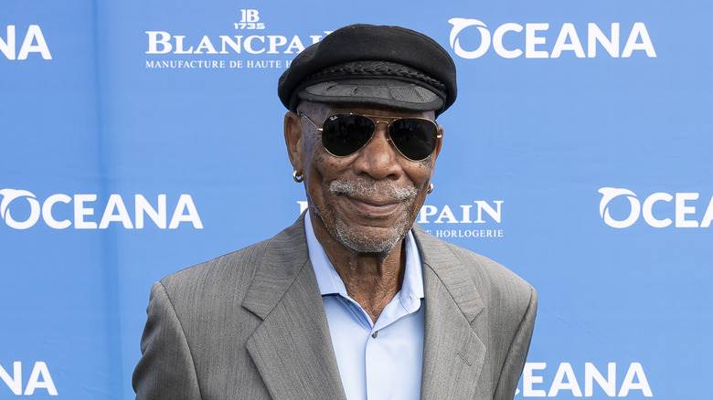 Morgan Freeman sourit avec des lunettes de soleil