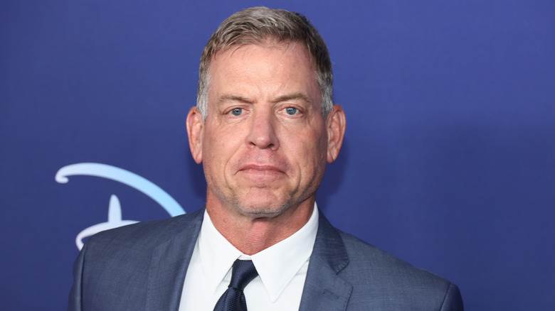 Troy Aikman posant 