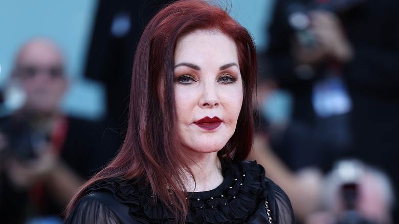 Priscilla Presley faisant la moue