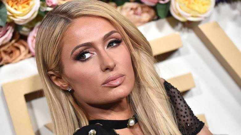 Paris Hilton longs cheveux blonds