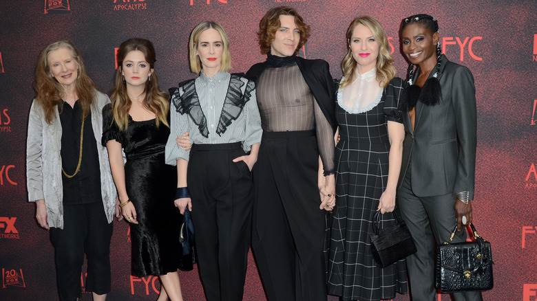 Les acteurs de "American Horror Story : Apocalypse" posent sur le tapis rouge