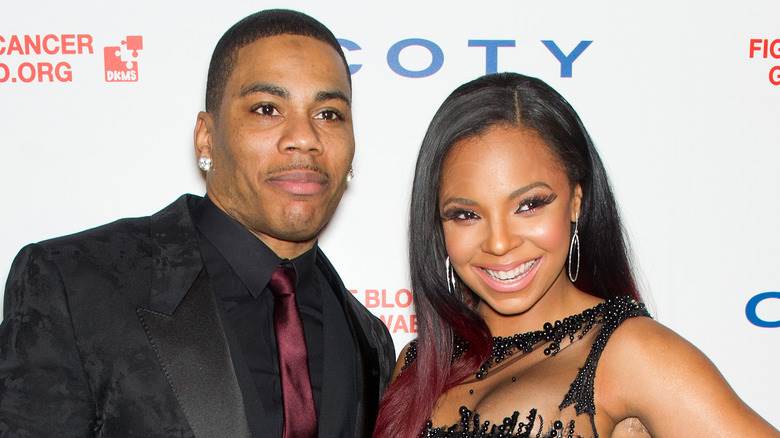 Nelly et Ashanti posant ensemble